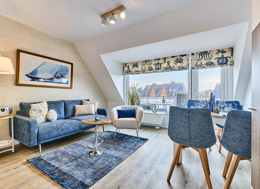 Wohn-/Esszimmer mit Balkon